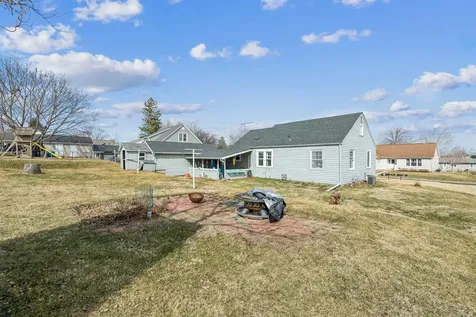 607 SW 5th Cascade IA 52033
