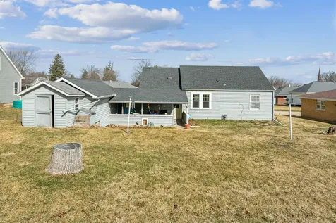 607 SW 5th Cascade IA 52033