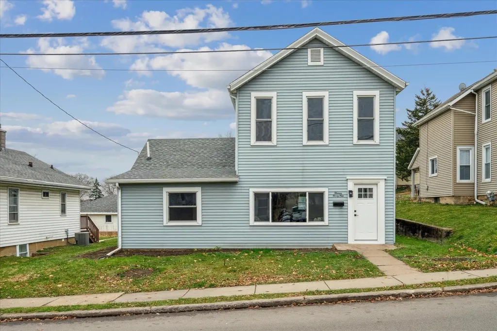 1394 W 3rd Dubuque IA 52001