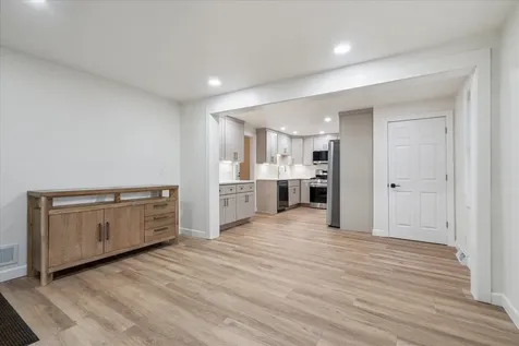 1394 W 3rd Dubuque IA 52001