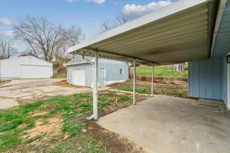 1394 W 3rd Dubuque IA 52001