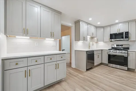 1394 W 3rd Dubuque IA 52001