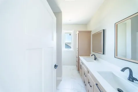 14368 Keegan Dubuque IA 52002