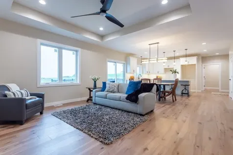 14368 Keegan Dubuque IA 52002