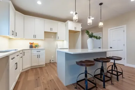 14368 Keegan Dubuque IA 52002