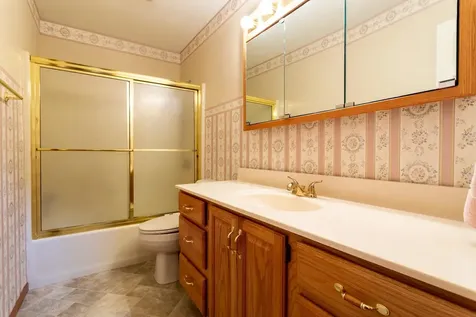 2742 Pleasant View Dubuque IA 52001