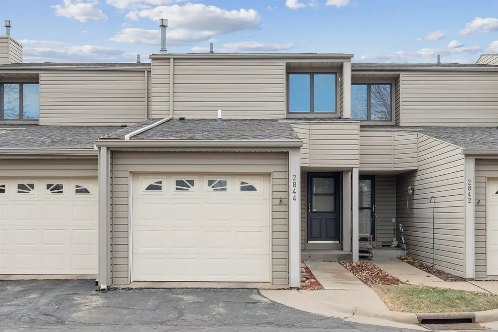 2844 Oak Meadow Dubuque IA 52003