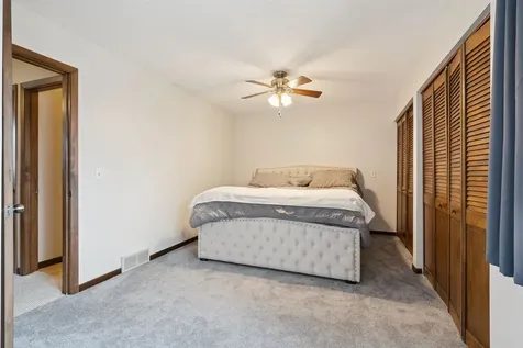 2844 Oak Meadow Dubuque IA 52003