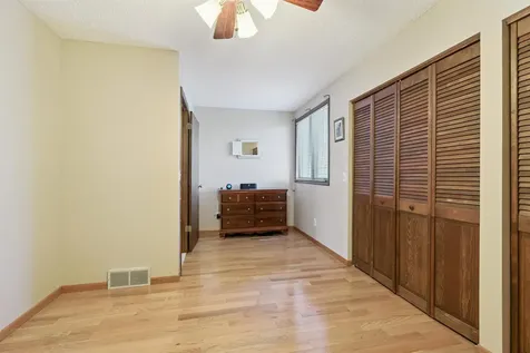 2844 Oak Meadow Dubuque IA 52003