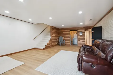 2844 Oak Meadow Dubuque IA 52003