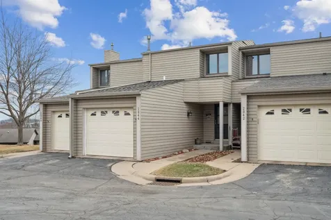 2844 Oak Meadow Dubuque IA 52003