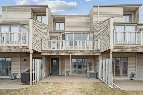 2844 Oak Meadow Dubuque IA 52003