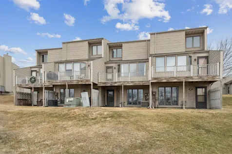 2844 Oak Meadow Dubuque IA 52003