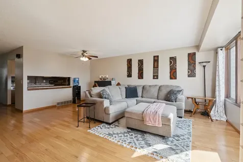 2844 Oak Meadow Dubuque IA 52003
