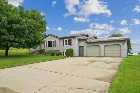 672 9th Street NW Dyersville IA 52040