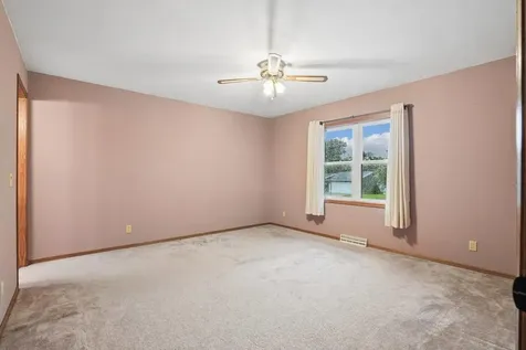 672 9th Street NW Dyersville IA 52040