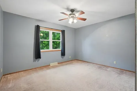 672 9th Street NW Dyersville IA 52040
