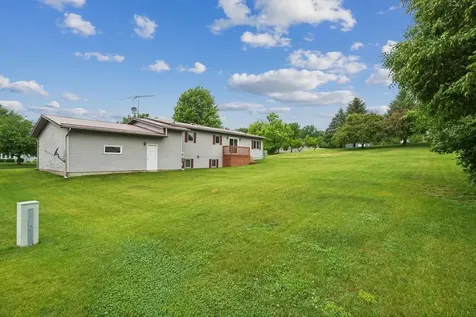 672 9th Street NW Dyersville IA 52040