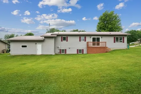 672 9th Street NW Dyersville IA 52040