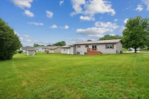 672 9th Street NW Dyersville IA 52040