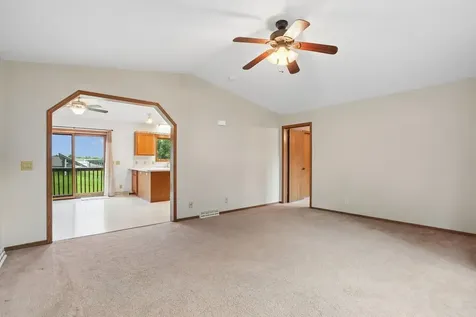 672 9th Street NW Dyersville IA 52040