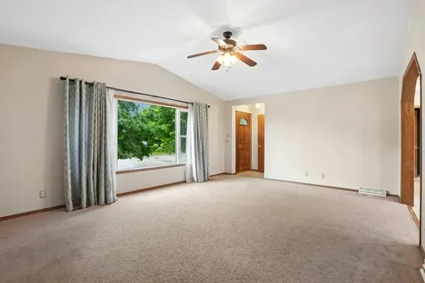 672 9th Street NW Dyersville IA 52040