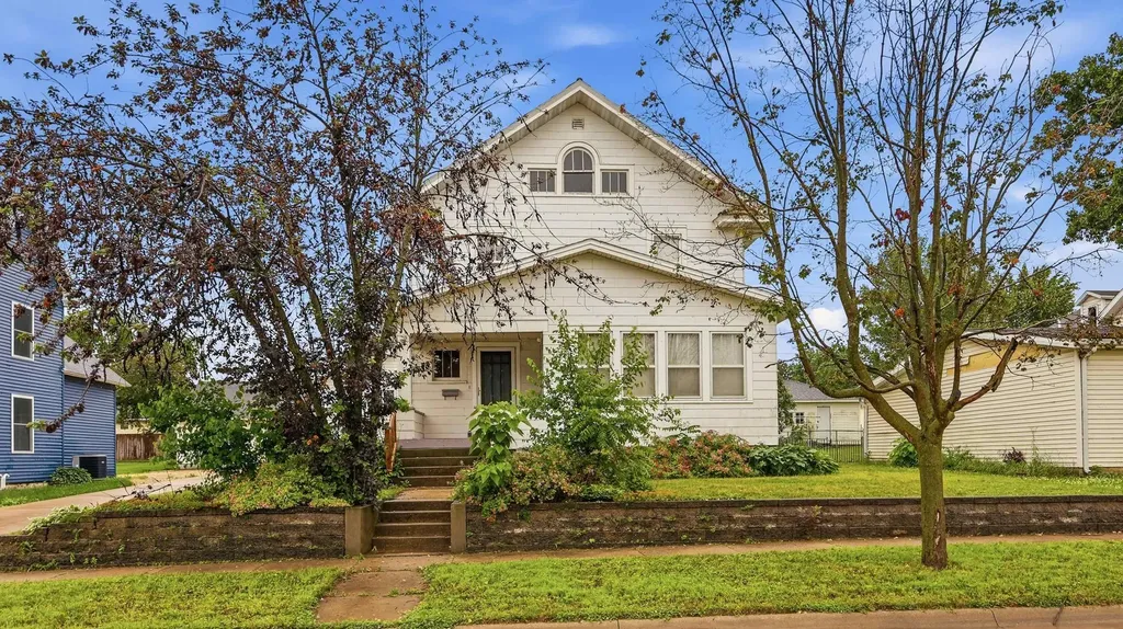 717 2nd Avenue SE Dyersville IA 52040