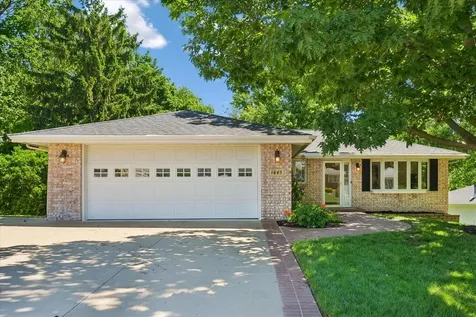 1645 Lori Dubuque IA 52001
