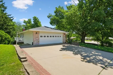 1645 Lori Dubuque IA 52001