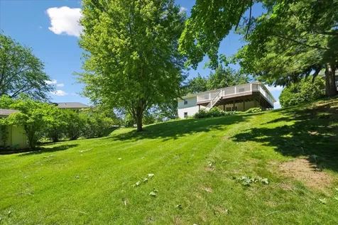 1645 Lori Dubuque IA 52001