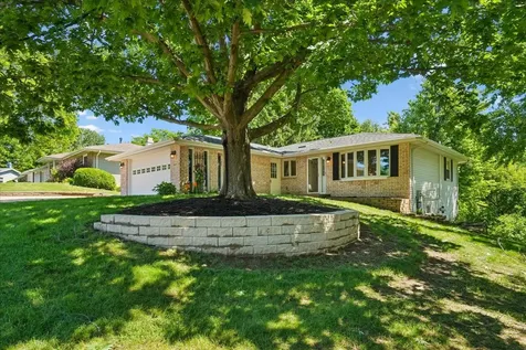 1645 Lori Dubuque IA 52001