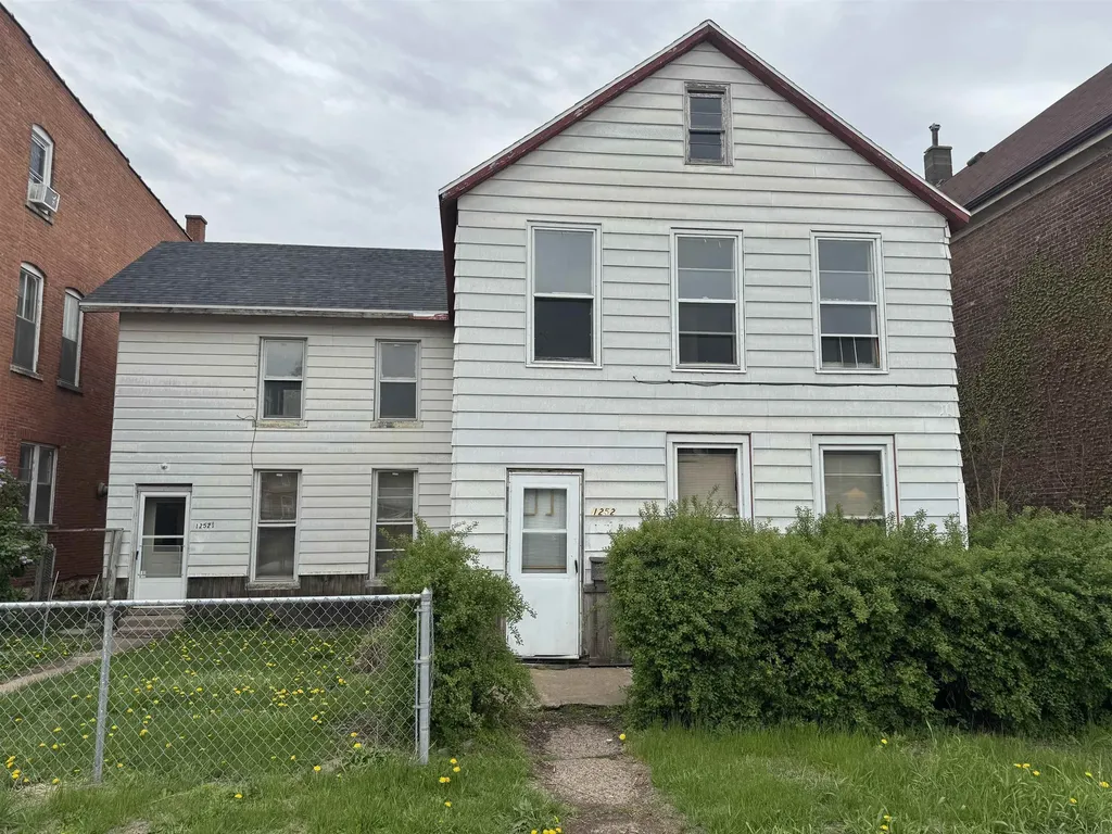 1252 White Dubuque IA 52001