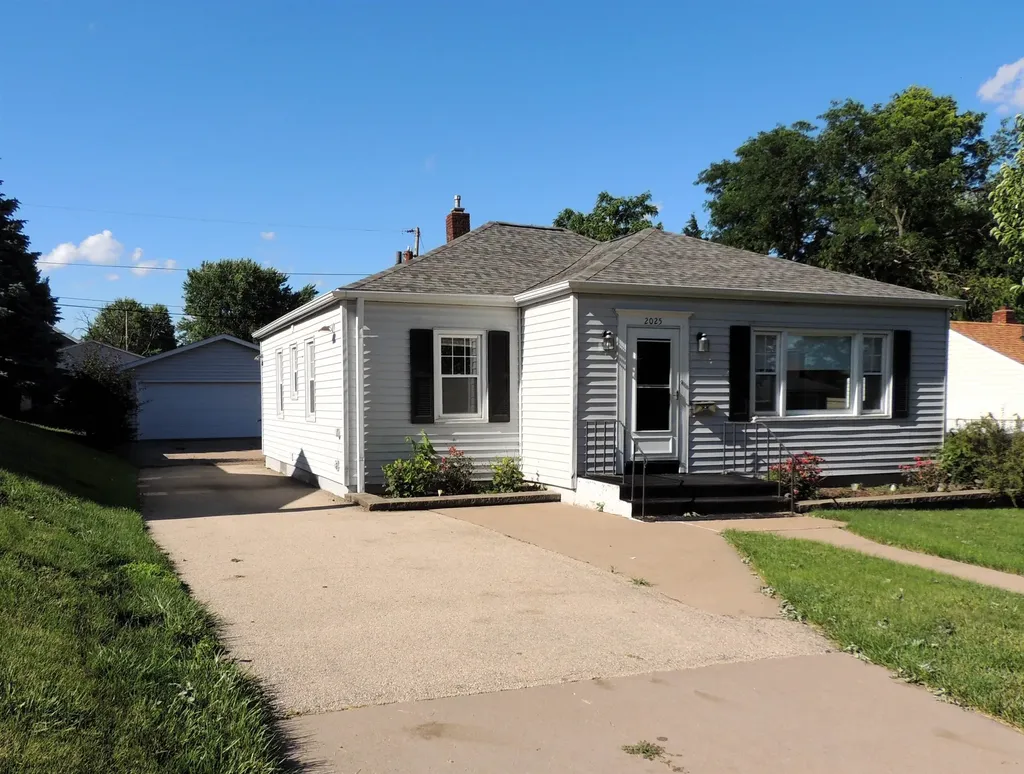 2025 W 3rd Dubuque IA 52001