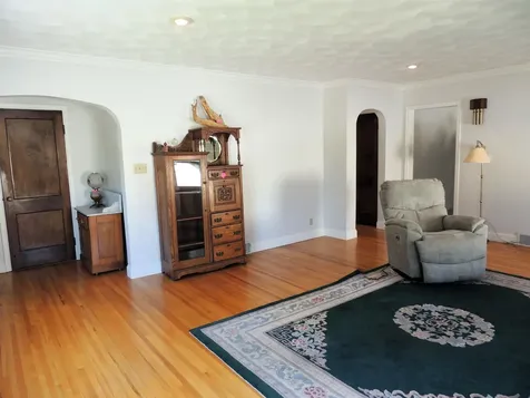 2025 W 3rd Dubuque IA 52001