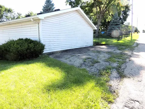 2025 W 3rd Dubuque IA 52001