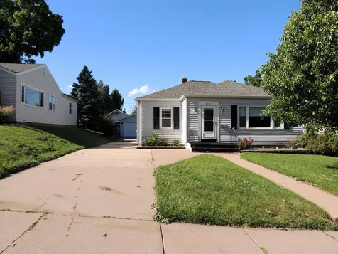 2025 W 3rd Dubuque IA 52001