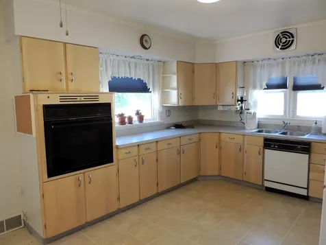 2025 W 3rd Dubuque IA 52001