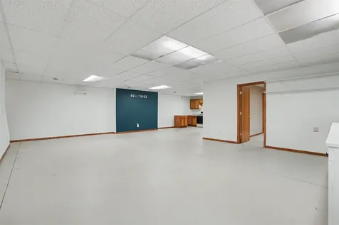 441 8th Avenue NW Dyersville IA 52040
