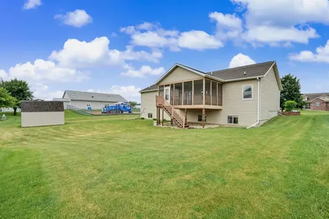 441 8th Avenue NW Dyersville IA 52040