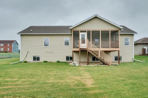 441 8th Avenue NW Dyersville IA 52040