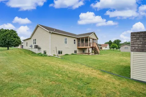 441 8th Avenue NW Dyersville IA 52040