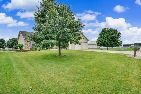 441 8th Avenue NW Dyersville IA 52040