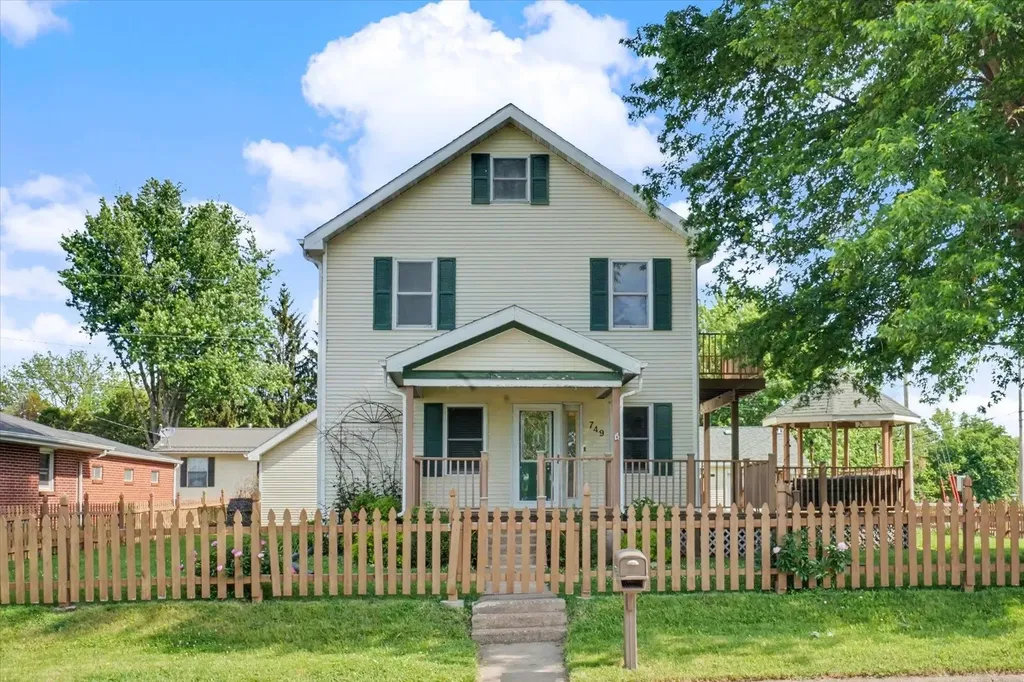 749 Edith Dubuque IA 52001