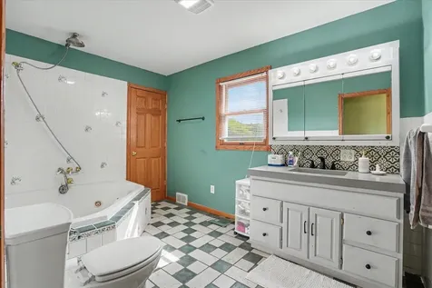 749 Edith Dubuque IA 52001