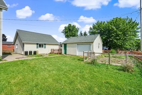 749 Edith Dubuque IA 52001