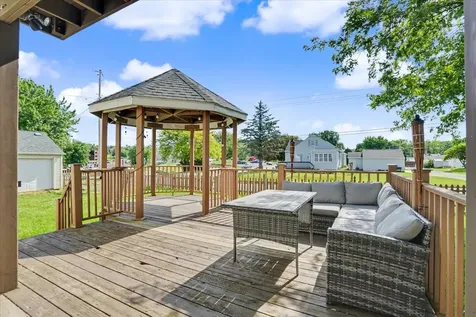 749 Edith Dubuque IA 52001