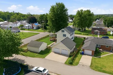 749 Edith Dubuque IA 52001