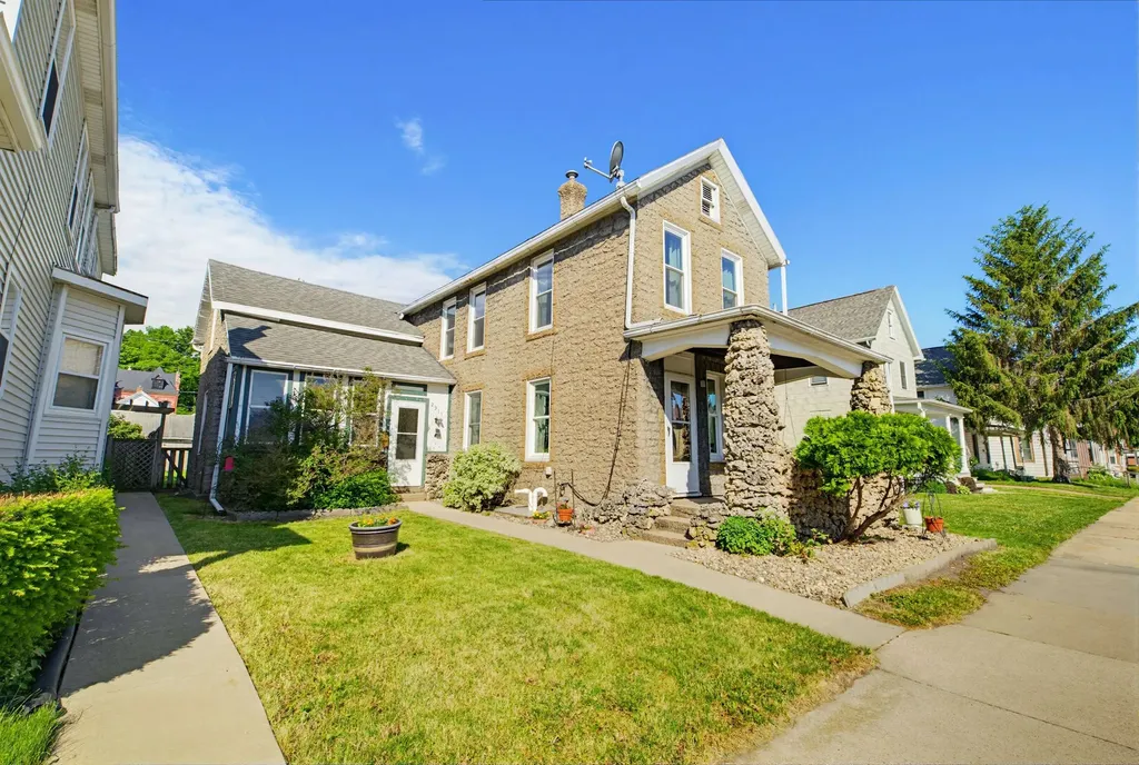 2911 Jackson Dubuque IA 52001