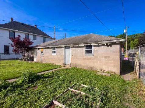 2911 Jackson Dubuque IA 52001