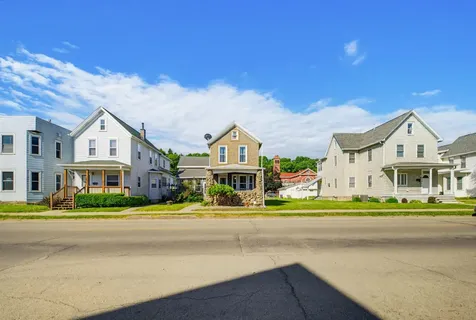 2911 Jackson Dubuque IA 52001